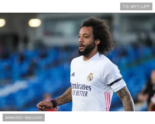 皇马后卫阿诺德获主帅阿韦洛亚全力支持，澄清离队传闻