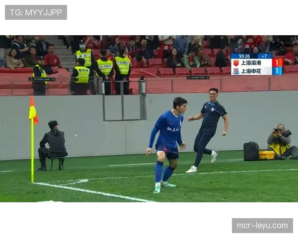 特写瞬间：老将打入绝杀球后，冲向看台与患病儿子庆祝